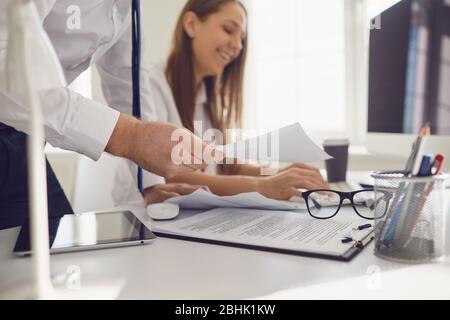 Gesichtslos.Geschäftsmann und Geschäftsfrau arbeiten zuversichtlich in einem weißen Büro. Stockfoto