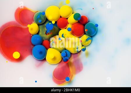 Draufsicht der Abstrakten Acrylfarbe Tropfen auf einem bunten Acrylfarbe Hintergrund. Stockfoto