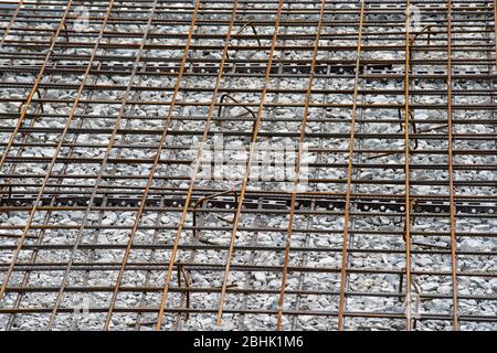 Riegel auf Baustelle. Nahaufnahme der Stahlstangen. Stockfoto