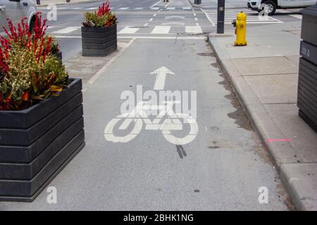 Radweg auf einer Stadtstraße Stockfoto