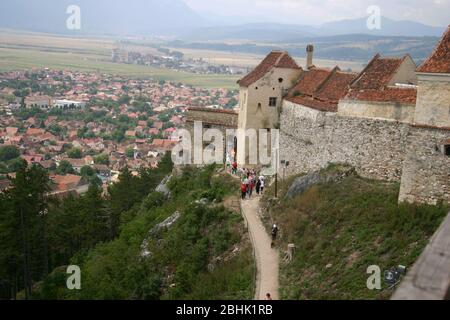 Besucher der mittelalterlichen Zitadelle Râșnov in Rumänien. Landschaft mit der Stadt Rasnov von der Festung aus gesehen. Stockfoto