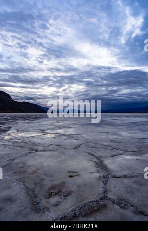 Dramatischer Himmel und spektakuläre Landschaft im Badwater Basin im Death Valley National Park, dem tiefsten Punkt in Nordamerika Stockfoto