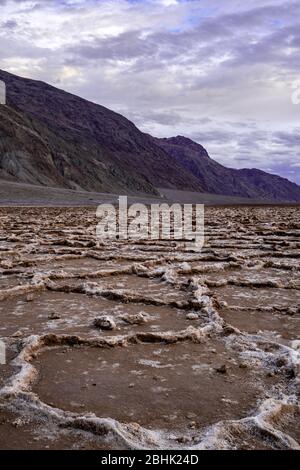 Dramatischer Himmel und spektakuläre Landschaft im Badwater Basin im Death Valley National Park, dem tiefsten Punkt in Nordamerika Stockfoto