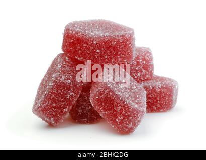 Ein Haufen roter Marmeladenbonbons auf weißem Hintergrund isoliert. Stockfoto