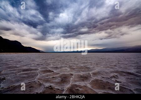 Dramatischer Himmel und spektakuläre Landschaft im Badwater Basin im Death Valley National Park, dem tiefsten Punkt in Nordamerika Stockfoto