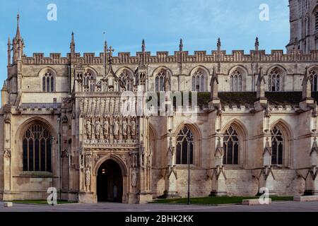 Gloucester Cathdral zeigt die Südveranda (rechtwinkliger gotischer Stil) und das Kirchenschiff von außen Stockfoto