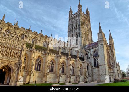 Gloucester Cathdral an einem sonnigen Tag zeigt die Südveranda (rechtwinklig), Kirchenschiff, Süd-Querschiff (dekoriert gotisch) und Turm mit Zinnen Stockfoto