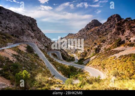 Serpentinenstraße nach La Calobra, Escorca, Sierra de Tramontana, Balearen, Mallorca, Spanien, Westeuropa Stockfoto