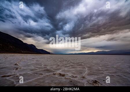 Dramatischer Himmel und spektakuläre Landschaft im Badwater Basin im Death Valley National Park, dem tiefsten Punkt in Nordamerika Stockfoto