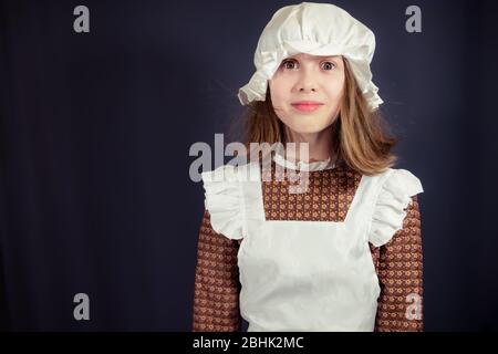 Mädchen im viktorianischen Dienstmädchen Kostüm mit Gesicht zeigt Schock, Überraschung - mit weißem Raum Stockfoto