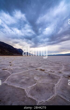 Dramatischer Himmel und spektakuläre Landschaft im Badwater Basin im Death Valley National Park, dem tiefsten Punkt in Nordamerika Stockfoto