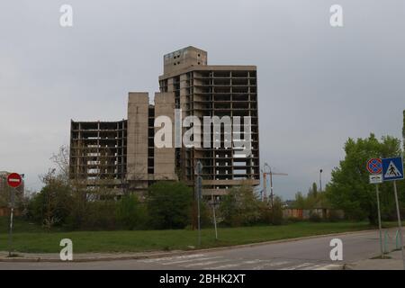 Ein 17-stöckiges Gebäude aus den 1980er Jahren, ein unvollendetes Gebäude aus der kommunistischen Ära, wurde im Zentrum von Sofia, Bulgarien, abgerissen Stockfoto