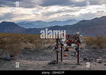 Der Wegweiser mit der Bezeichnung 'Teakettle Junction' entlang der Straße zur 'Racetrack' im Death Valley National Park Stockfoto