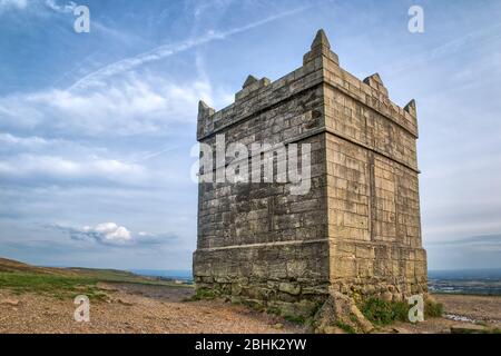 Das Rivington Pike Tower Steindenkmalgeschütztes Gebäude am Berggipfel Stockfoto