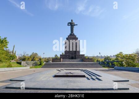 Mutter Armenien (Mayr Hayastan) Statue im Victory Park, Jerewan. Bestehend aus einer Frau, die ein Schwert über einem Basaltsockel hält. Ewige Flamme aus. Stockfoto