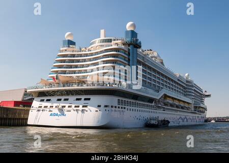 Rückansicht des Passagierschiffes oder Kreuzfahrtschiffes AIDAperla, das im Hamburg Cruise Center an der Elbe festgemacht ist Stockfoto