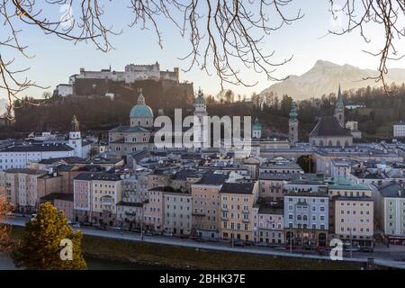 Stadtansicht der Salzburger Altstadt bei Sonnenuntergang, aus der Nähe des Kapuzinerklosters, Salzburg, Österreich Stockfoto