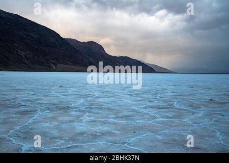 Dramatischer Himmel und spektakuläre Landschaft im Badwater Basin im Death Valley National Park, dem tiefsten Punkt in Nordamerika Stockfoto