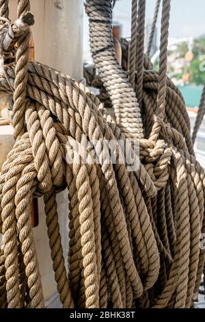 Seillängen auf einem traditionellen Boot oder Schiff gewickelt Stockfoto