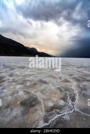 Dramatischer Himmel und spektakuläre Landschaft im Badwater Basin im Death Valley National Park, dem tiefsten Punkt in Nordamerika Stockfoto