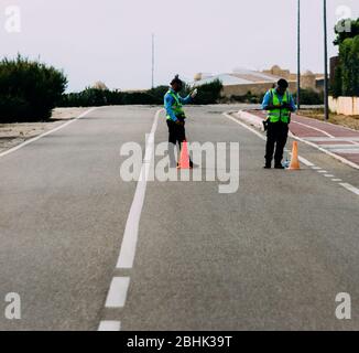 Polizeisperre in Guincho, Cascais, Portugal während der Coronavirus Covid-19-Epidemie Stockfoto