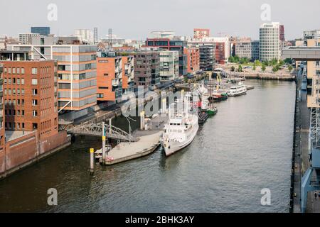 Boote in der HafenCity an der Elbe in Hamburg Stockfoto