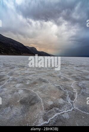 Dramatischer Himmel und spektakuläre Landschaft im Badwater Basin im Death Valley National Park, dem tiefsten Punkt in Nordamerika Stockfoto