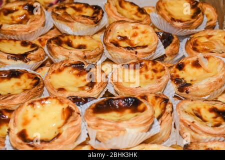 Pasteis de nata, Pastell de nata, auch als portugiesische Pudding Torte bekannt, ist ein portugiesischer Eierkuchen mit Zimt bestäubt. Stockfoto