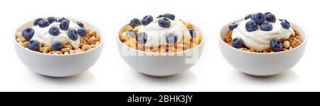 Drei Schüsseln aus verschiedenen Getreidearten mit Joghurt und frischen Blaubeeren auf weißem Hintergrund isoliert Stockfoto