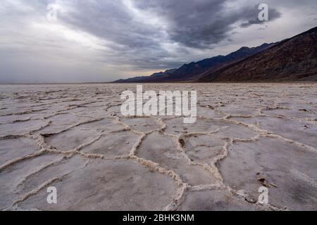 Dramatischer Himmel und spektakuläre Landschaft im Badwater Basin im Death Valley National Park, dem tiefsten Punkt in Nordamerika Stockfoto