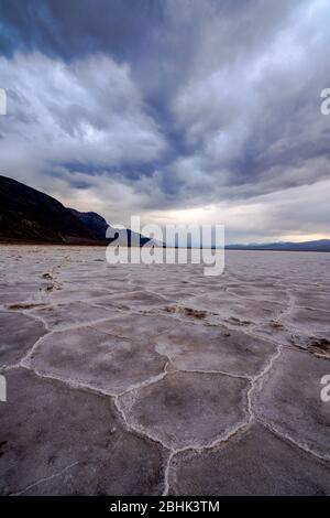 Dramatischer Himmel und spektakuläre Landschaft im Badwater Basin im Death Valley National Park, dem tiefsten Punkt in Nordamerika Stockfoto