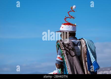 Ein Strandverkäufer mit Weihnachtsartikeln und Hut verkauft an Touristen in der Wintersonne auf Teneriffa Stockfoto