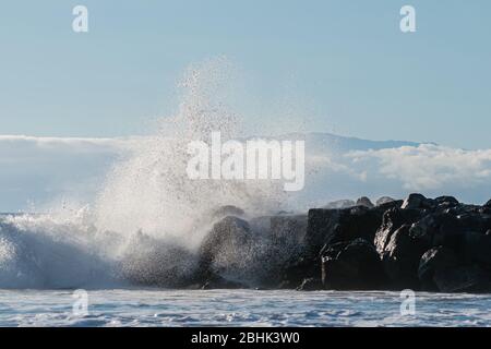 Felsgroyne oder Wellenbrecher im Meer, von mächtigen Wellen geschlagen, Schutz der Strand-Bereich Stockfoto