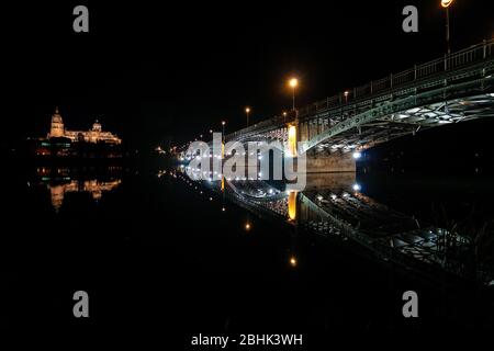 Panorama Nacht Weitblick auf die historische Stadt Salamanca mit der Neuen Kathedrale und der Brücke Enrique Esteban. Kastilien und Leon in Spanien. Stockfoto