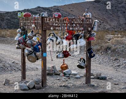 Der Wegweiser mit der Bezeichnung 'Teakettle Junction' entlang der Straße zur 'Racetrack' im Death Valley National Park Stockfoto