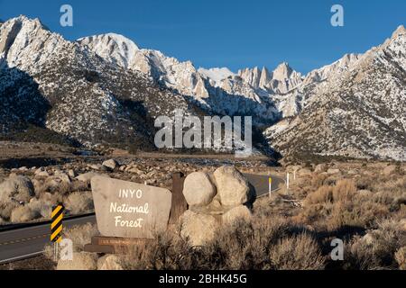 Schild, das den Eingang zum Inyo National Forest in der Nähe von Lone Pine markiert, der sich dem Mount Whitney, Kalifornien, nähert Stockfoto