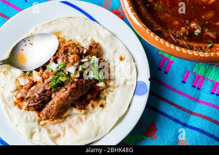 Traditionelles Rindfleisch Birria Eintopf, mexikanische Frühstücksgerichte Stockfoto