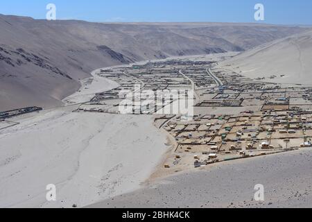 Blick auf die Siedlung in einem trockenen Tal, trockener Fluss Quebrada de Vitor, in der Nähe von Arica, Region Arica y Parinacota, Chile Stockfoto