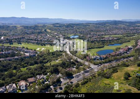 Luftaufnahmen über den Häusern und dem Golfplatz in Coto De Caza in den Ausläufern von Orange County, Kalifornien Stockfoto