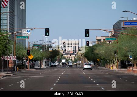 Blick auf die Washington Street in Downtown Phoenix in Richtung des Arizona State Capitol Gebäudes Stockfoto