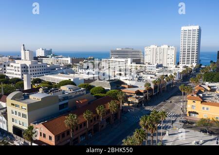 Luftaufnahmen über der Innenstadt von Santa Monica Kalifornien am Pazifik Stockfoto