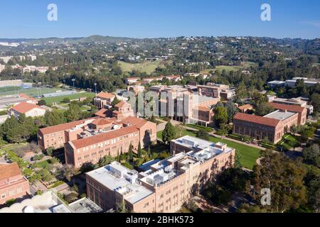 Luftaufnahmen über UCLA, Royce Hall und Powell Library, Westwood, Los Angeles, Kalifornien Stockfoto