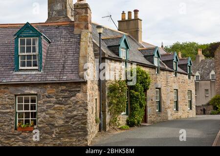 Eine attraktive Reihe von Hütten im historischen Dorf Fordyce in Aberdeenshire Schottland Stockfoto