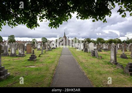 Rake Lane Cemetery, Wallasey. Weg zur Kirche der Heiligen Elisabeth der Neuen Märtyrer. Stockfoto