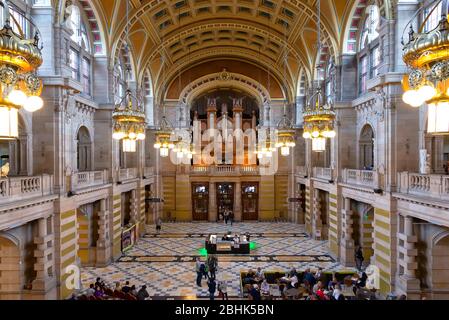 Glasgow, Großbritannien - 21. August 2014: Blick auf die Haupthalle der Kelvingrove Art Gallery und des Museums Stockfoto