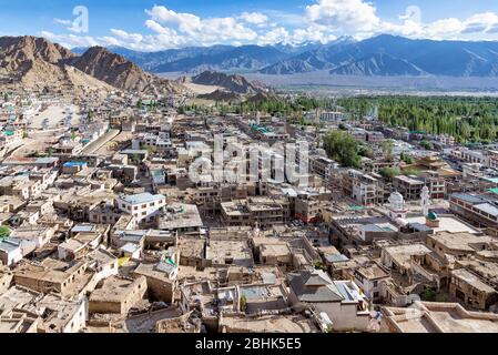 Luftaufnahme der alten Stadt Leh in Ladakh, Indien. Lah ist die historische Hauptstadt des Himalaya-Königreichs Ladakh, und liegt auf 3,500 m Höhe Stockfoto