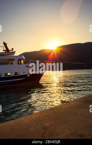 Schöner Sonnenuntergang im Hafen von Vasiliki vilage, Lefkada Insel, Griechenland. Stockfoto