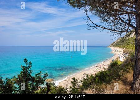 Panoramablick auf den Strand von Pefkoulia auf Lefkada, Ionische Inseln, Griechenland. Stockfoto