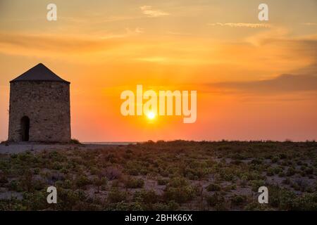 Schönen Sonnenuntergang in Agios Ioannis (Gyra) Strand, berühmt für alte Windmühlen und Wassersportarten wie Kitesurfen ist. Ionische Insel Lefkas in Griechenland. Stockfoto