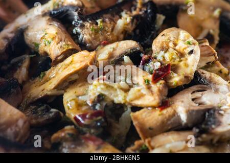 Pilze mit Knoblauch, Limette und Chili gekocht Stockfoto